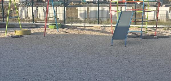 Van steen naar gras, speeltuin opknappen.