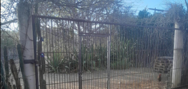 Poort bij de ingang schilderen.