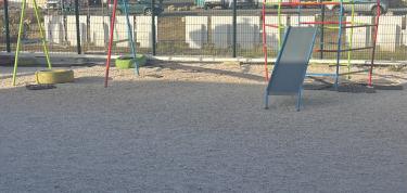 Van steen naar gras, speeltuin opknappen.